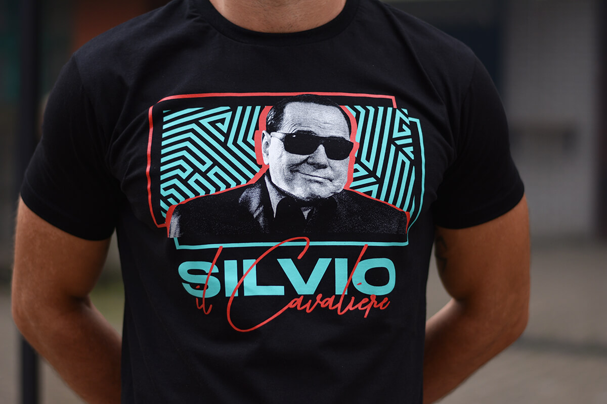 black t-shirt with print silvio berlusconi il cavaliere